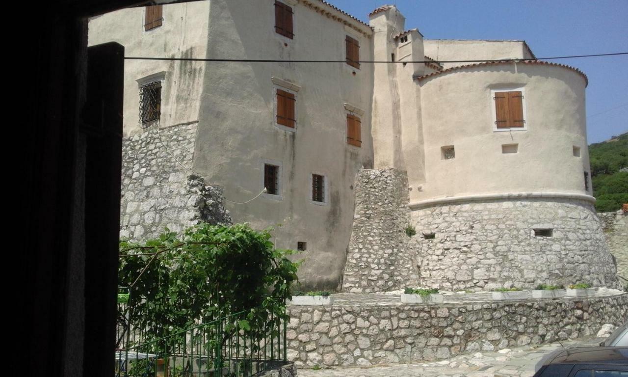 Old Castle Apartment Bakar Bagian luar foto
